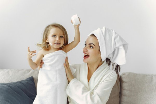 Crème hydratante visage enfant : guide pour une peau douce et protégée